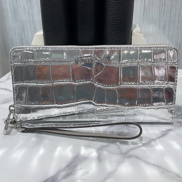 Michael Kors JST LgMetallic Crocodile Embossed Leather Continental Wallet
Silver - Picture 1 of 16